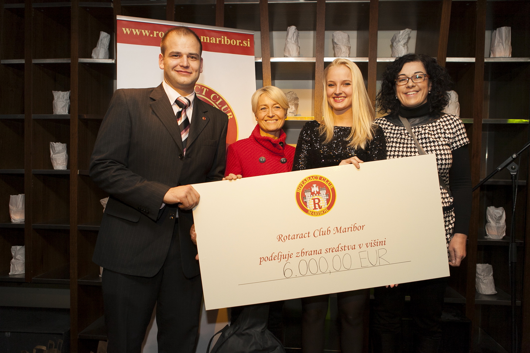 Dean Fras, predsednik kluba Rotaract Maribor; anet Mithans, Materinski dom; Nina Golob vajker, podpredsednica Rotaract cluba Maribor; Inge Zorec, drutvo koljke
